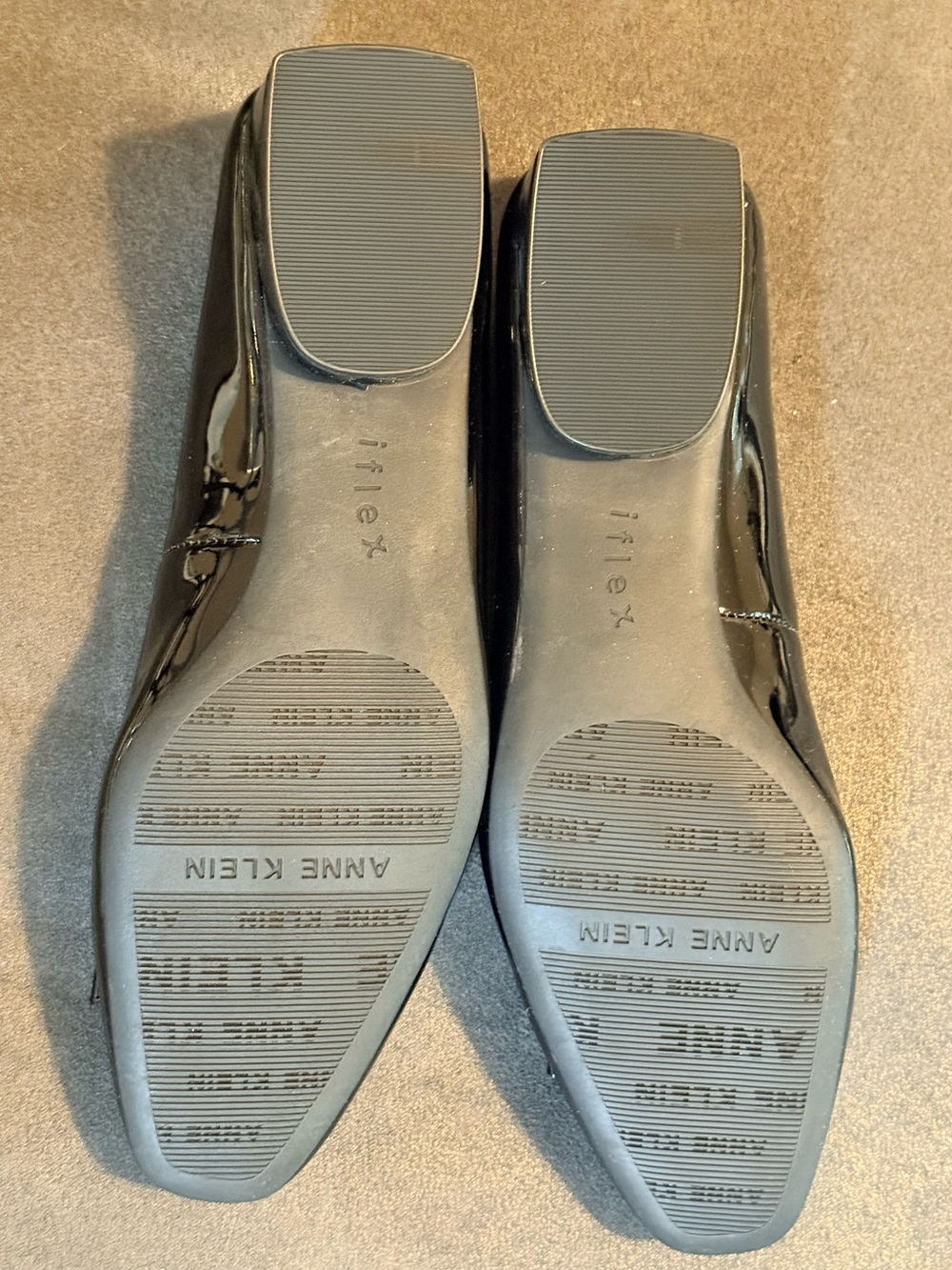 NWOB Anne Klein Black Patent Leather iFlex Silver Lion Logo Accented Bow Sz 8.5 - Picture 5 of 5